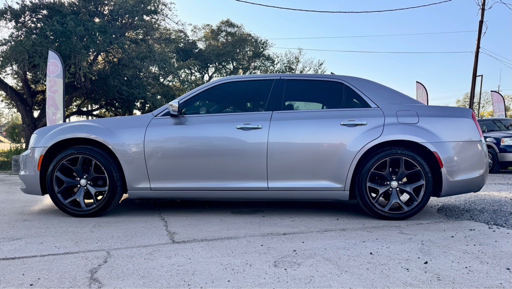 2018 Chrysler 300 Image 8