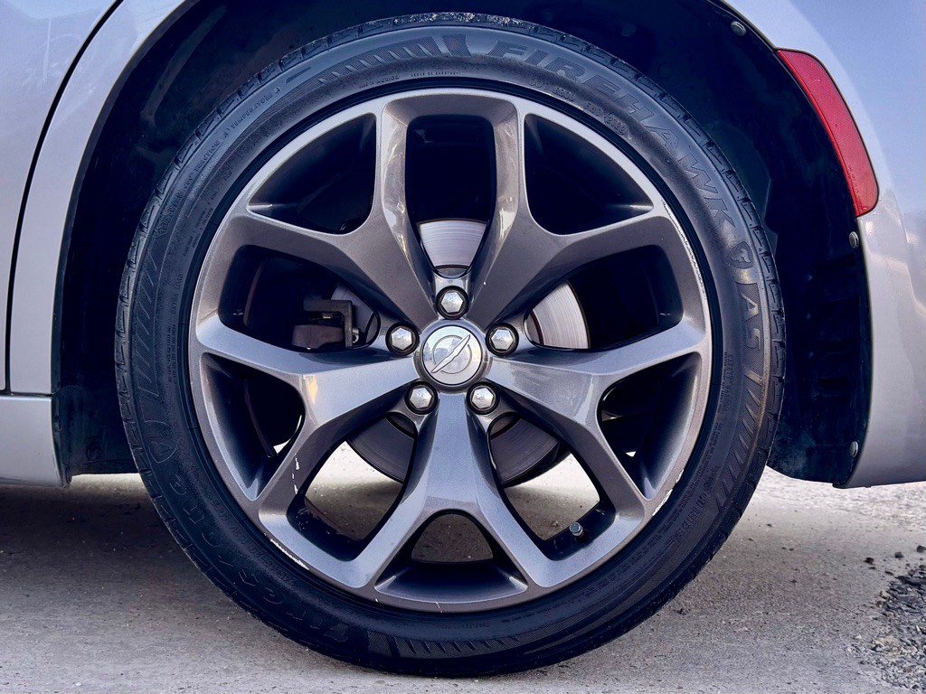 2018 Chrysler 300 Image 9