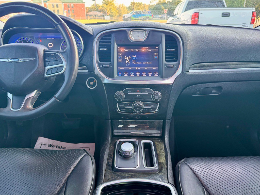 2018 Chrysler 300 Image 12