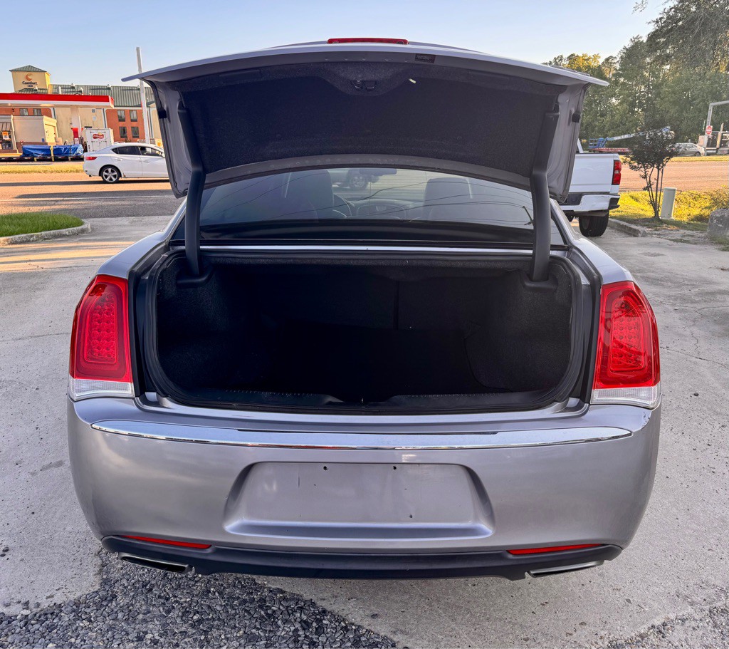 2018 Chrysler 300 Image 17