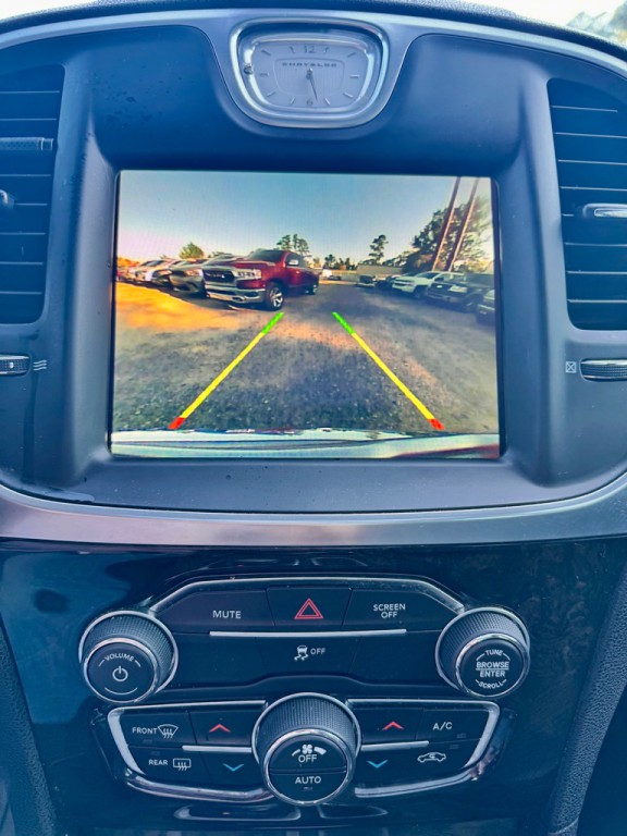 2018 Chrysler 300 Image 18