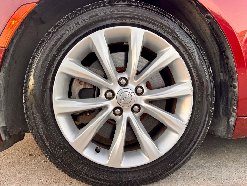 2015 Chrysler 200 Image 9