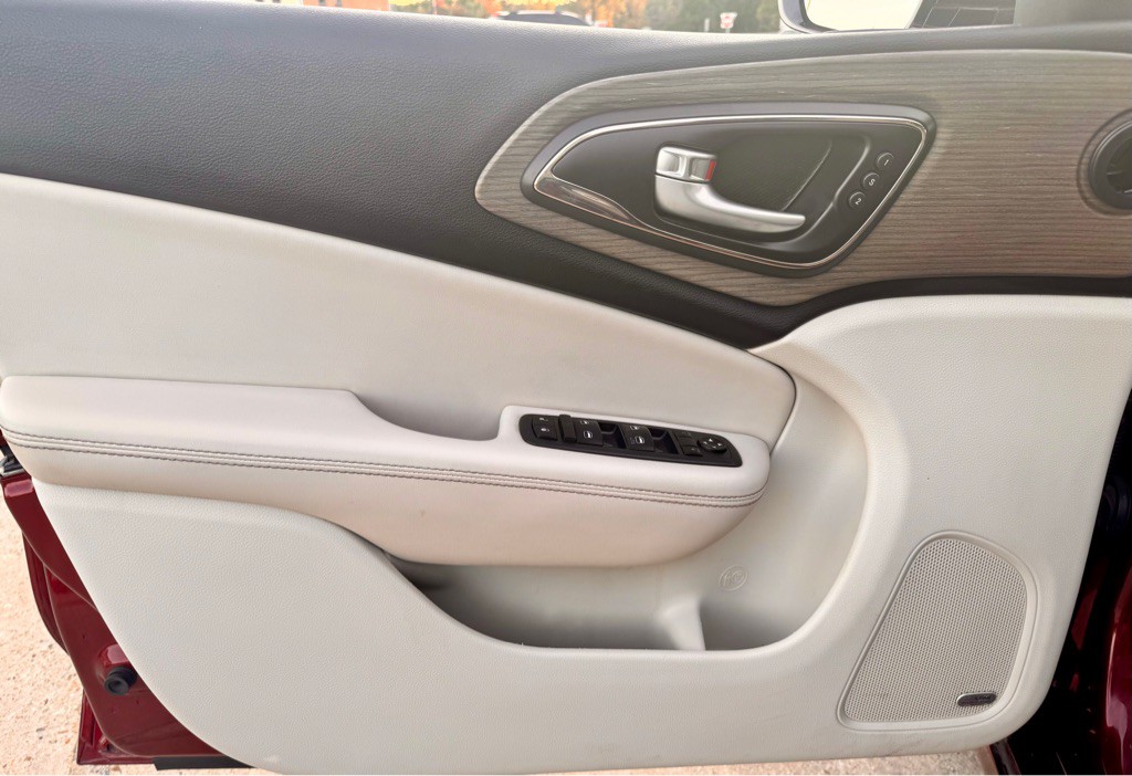 2015 Chrysler 200 Image 10