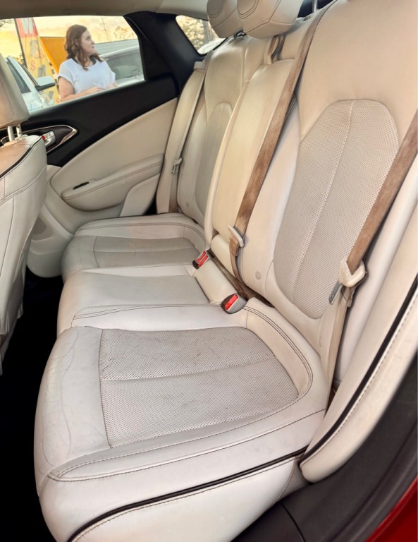 2015 Chrysler 200 Image 12