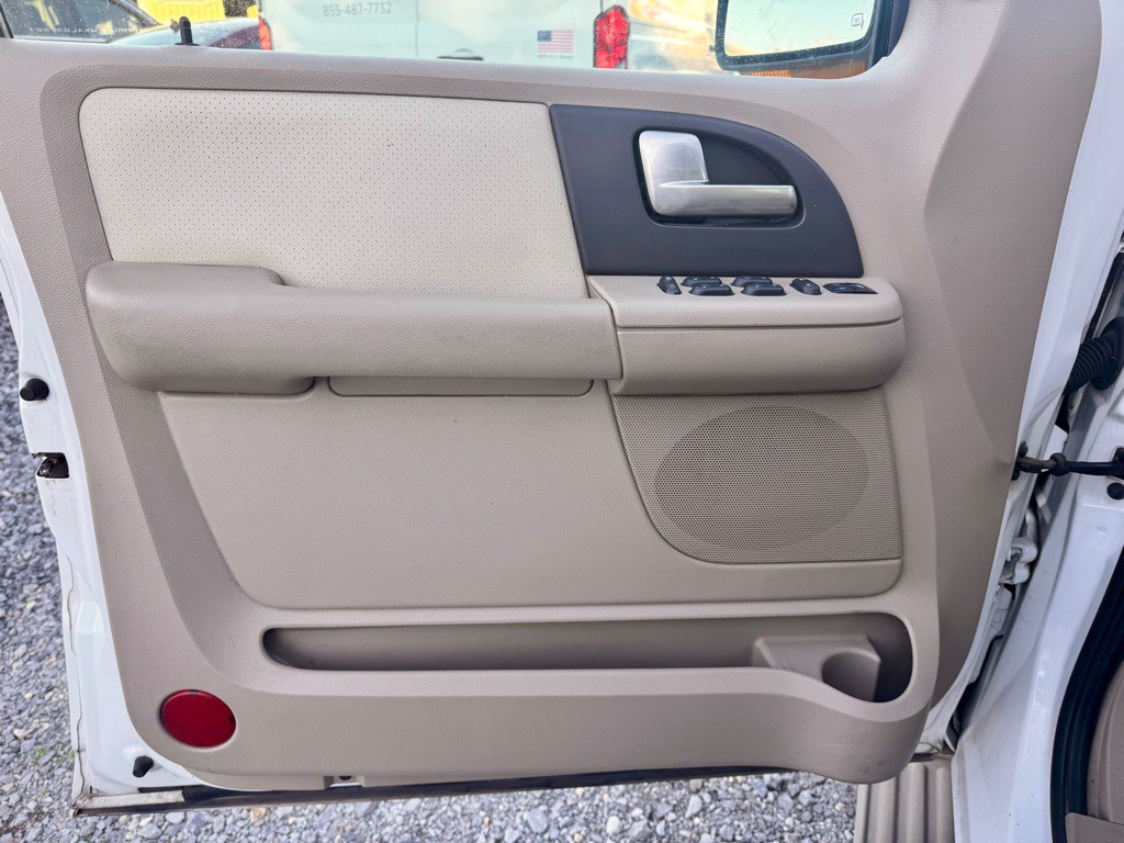 2004 Ford Expedition Image 7