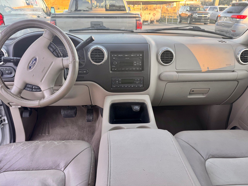 2004 Ford Expedition Image 9
