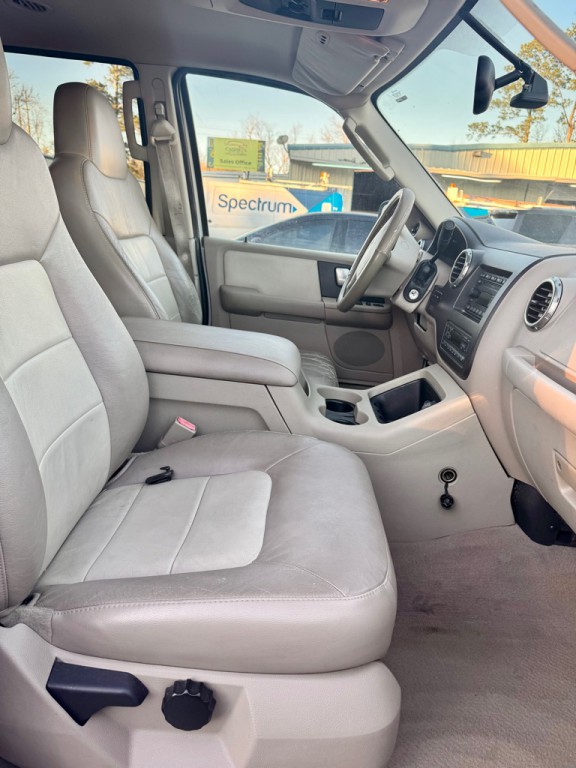 2004 Ford Expedition Image 10