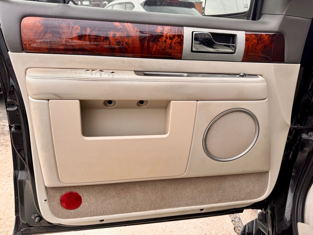 2004 Lincoln Navigator Image 10