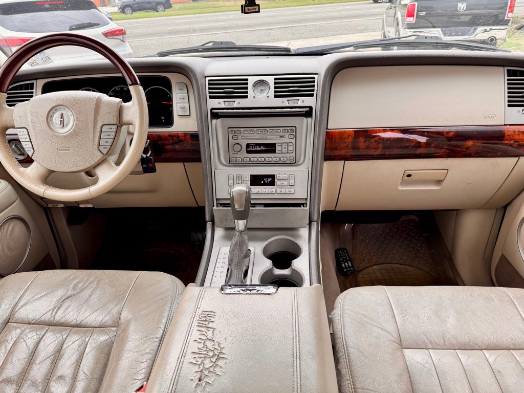 2004 Lincoln Navigator Image 12