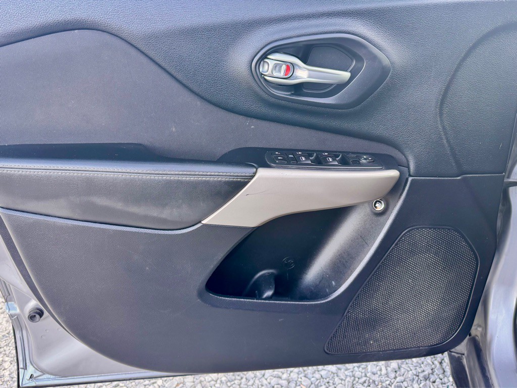 2017 Jeep Cherokee Image 10