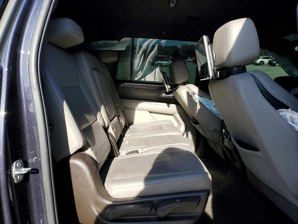 2022 Chevrolet Suburban Image 11