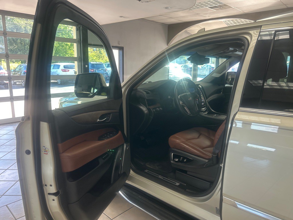 2016 Cadillac Escalade Image 9