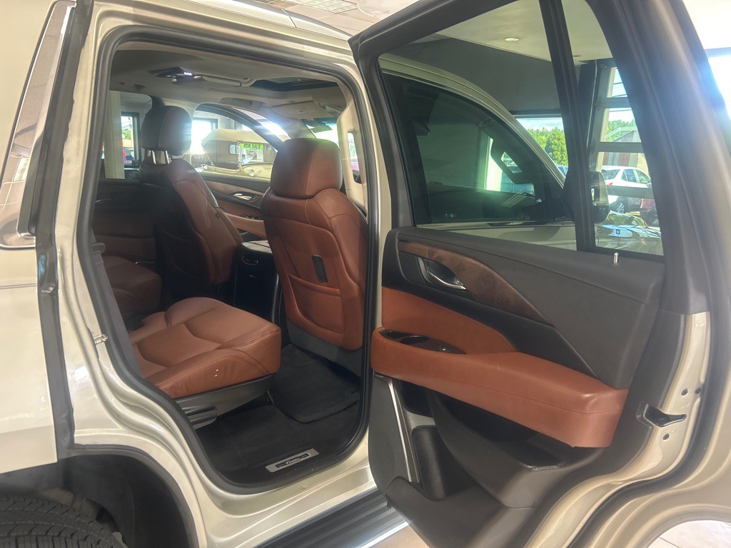 2016 Cadillac Escalade Image 30