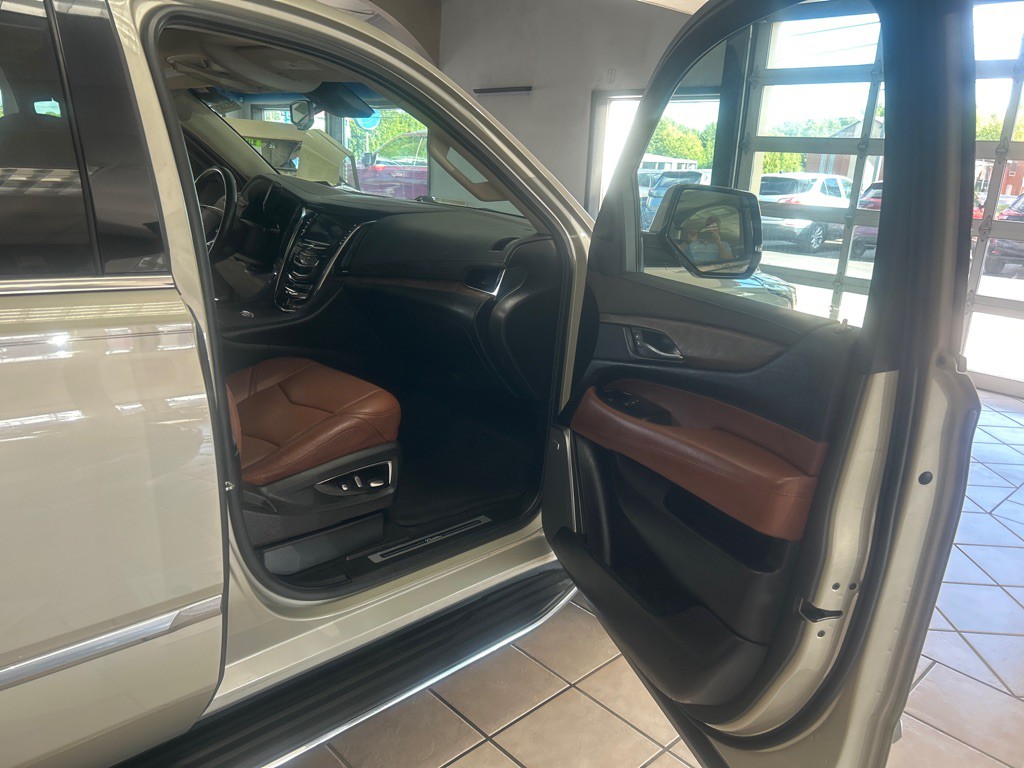 2016 Cadillac Escalade Image 31