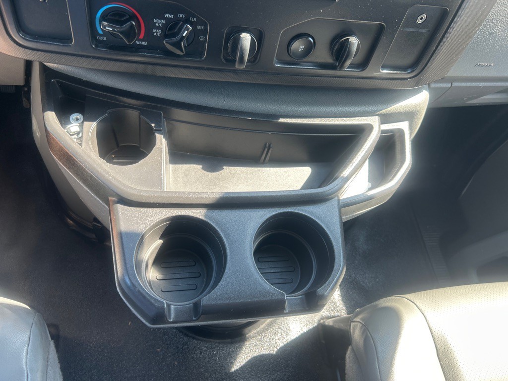 2013 Ford E-series Image 16