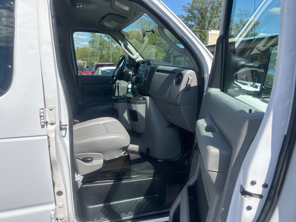 2013 Ford E-series Image 25