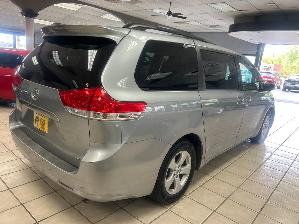 2014 Toyota Sienna Image 4