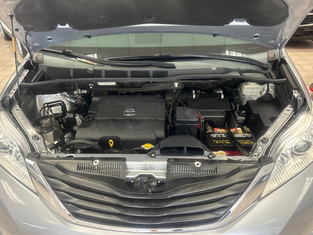 2014 Toyota Sienna Image 7