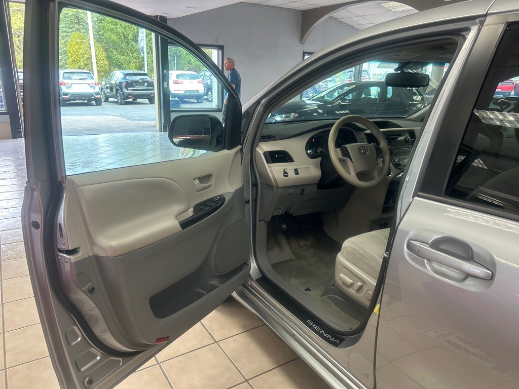 2014 Toyota Sienna Image 9