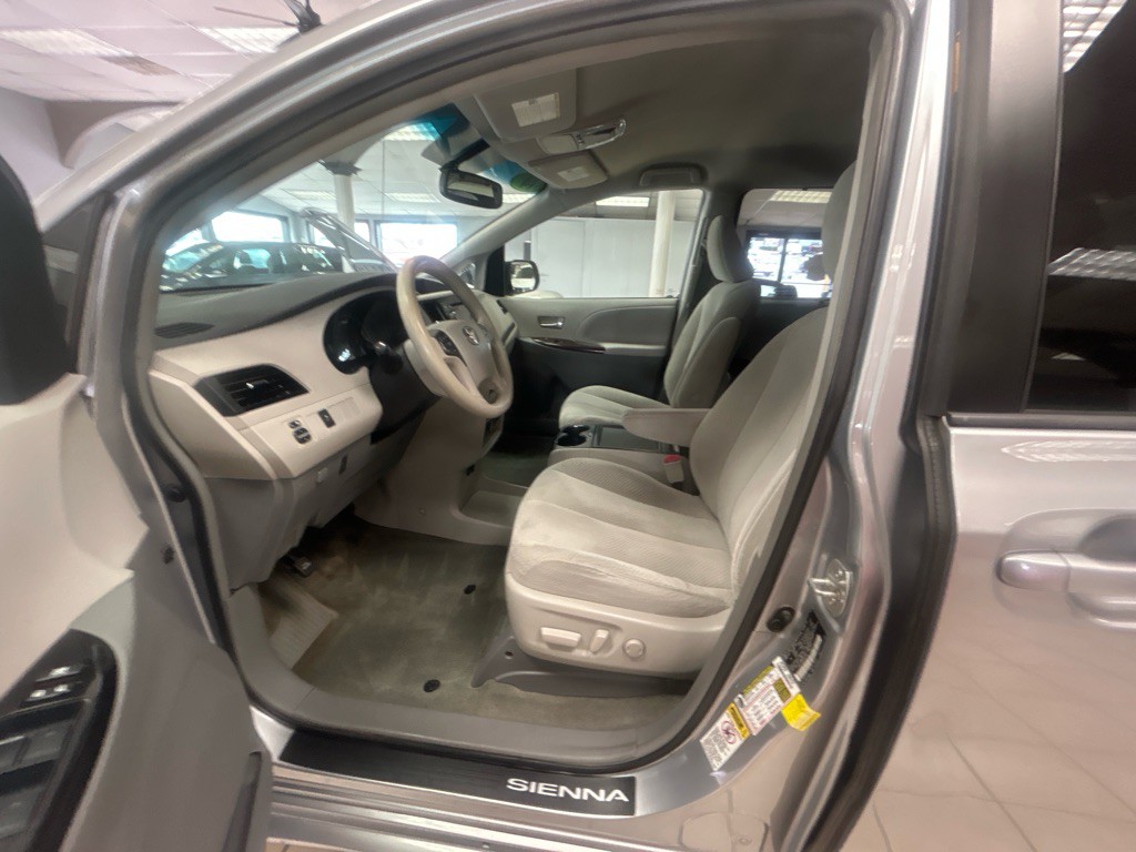 2014 Toyota Sienna Image 11