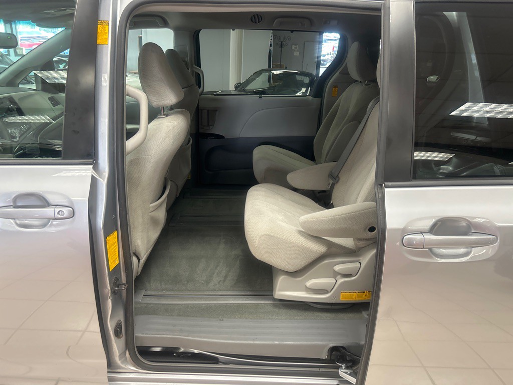 2014 Toyota Sienna Image 21