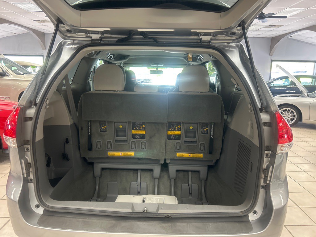 2014 Toyota Sienna Image 24