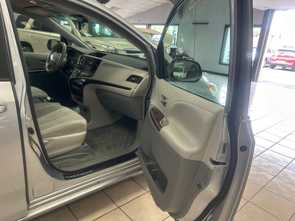 2014 Toyota Sienna Image 27