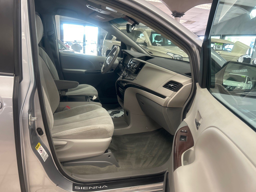 2014 Toyota Sienna Image 28