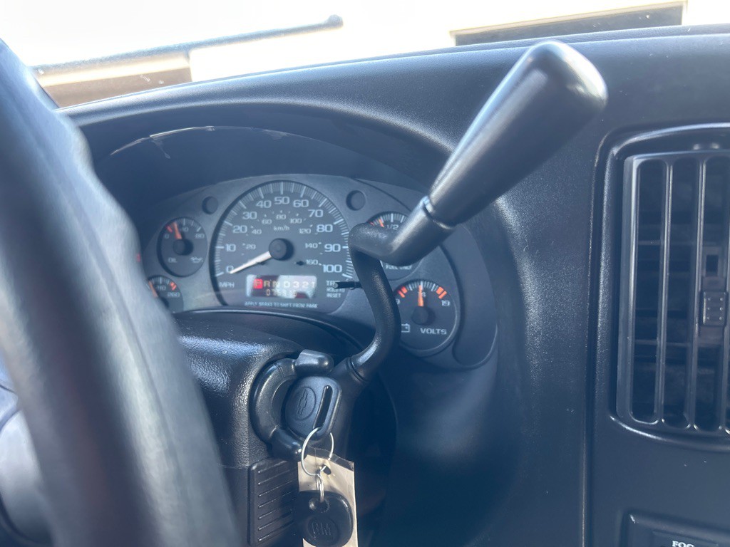 2001 Chevrolet Express Image 13