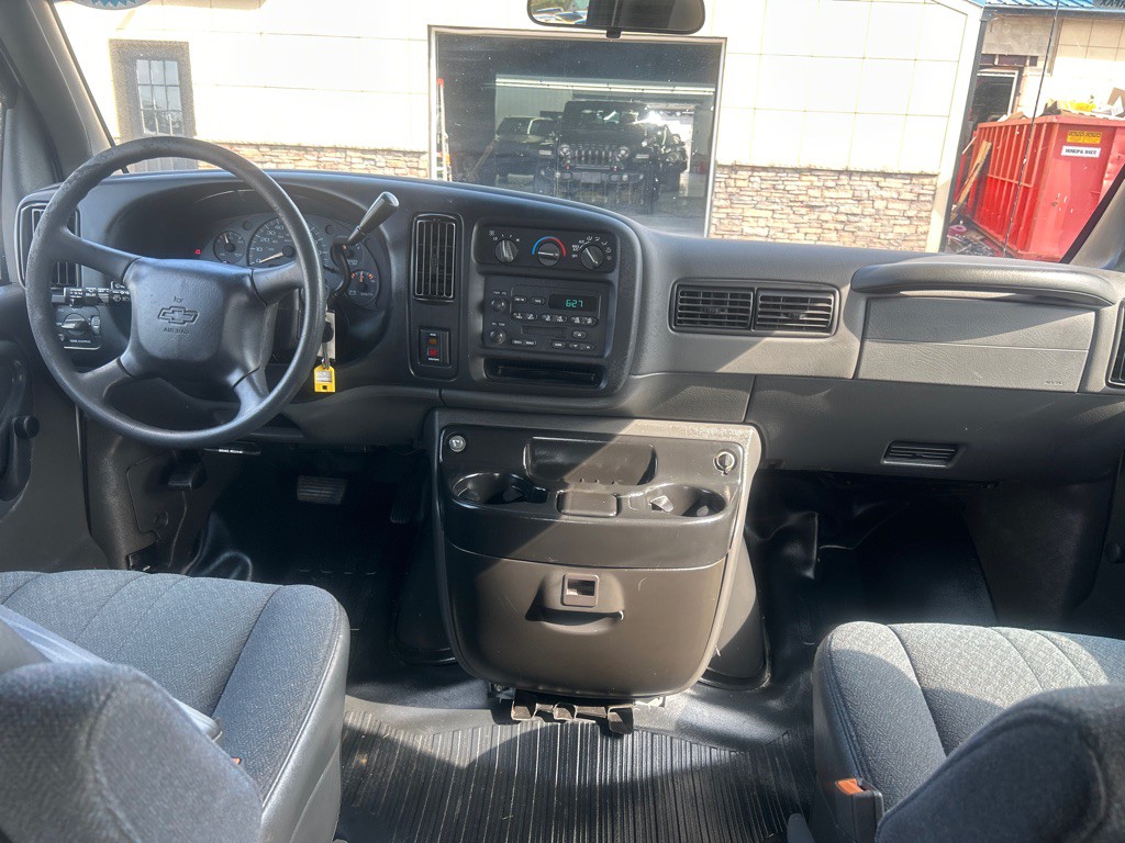 2001 Chevrolet Express Image 16