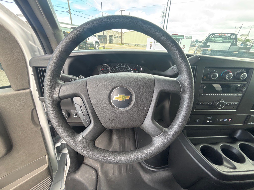 2022 Chevrolet G3500-pass Image 11
