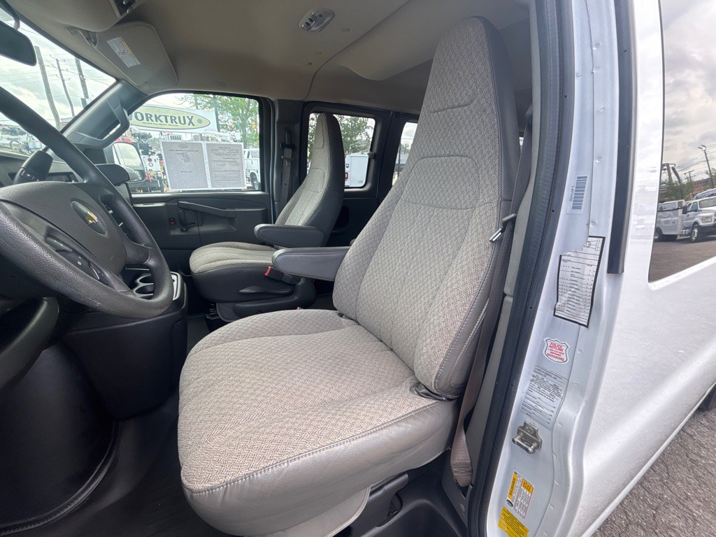 2022 Chevrolet G3500-pass Image 14