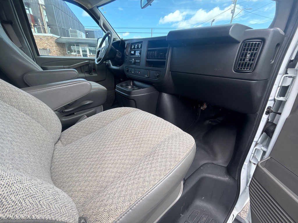 2022 Chevrolet G3500-pass Image 15