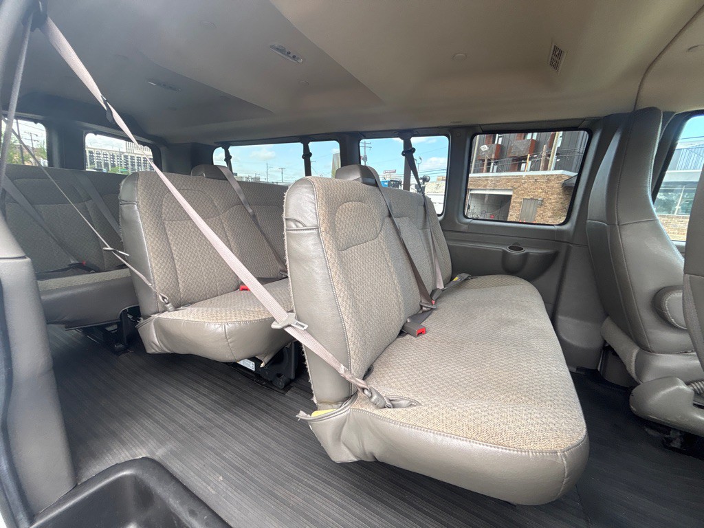 2022 Chevrolet G3500-pass Image 18