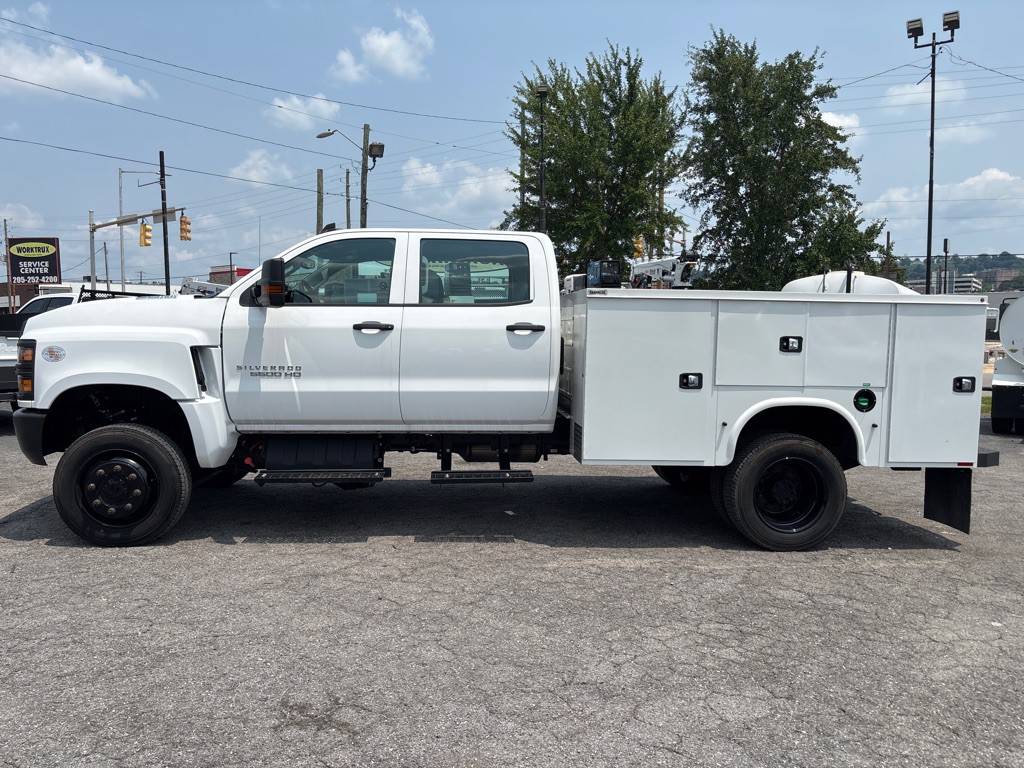 2022 Chevrolet 5500 Image 2