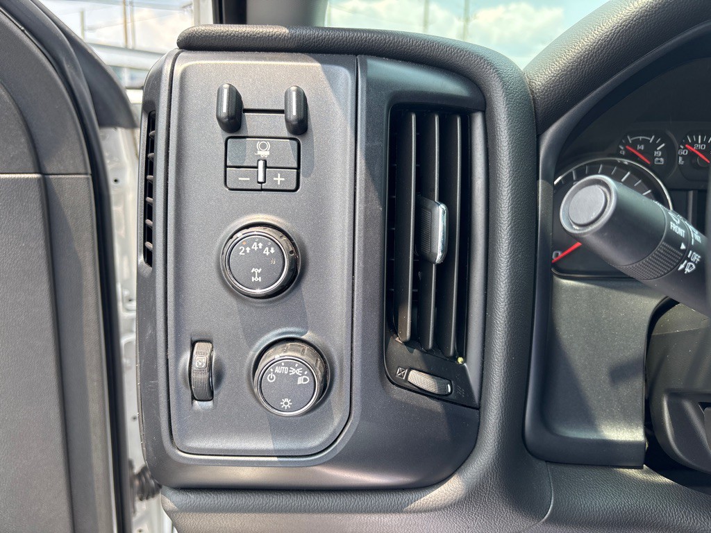 2022 Chevrolet 5500 Image 13
