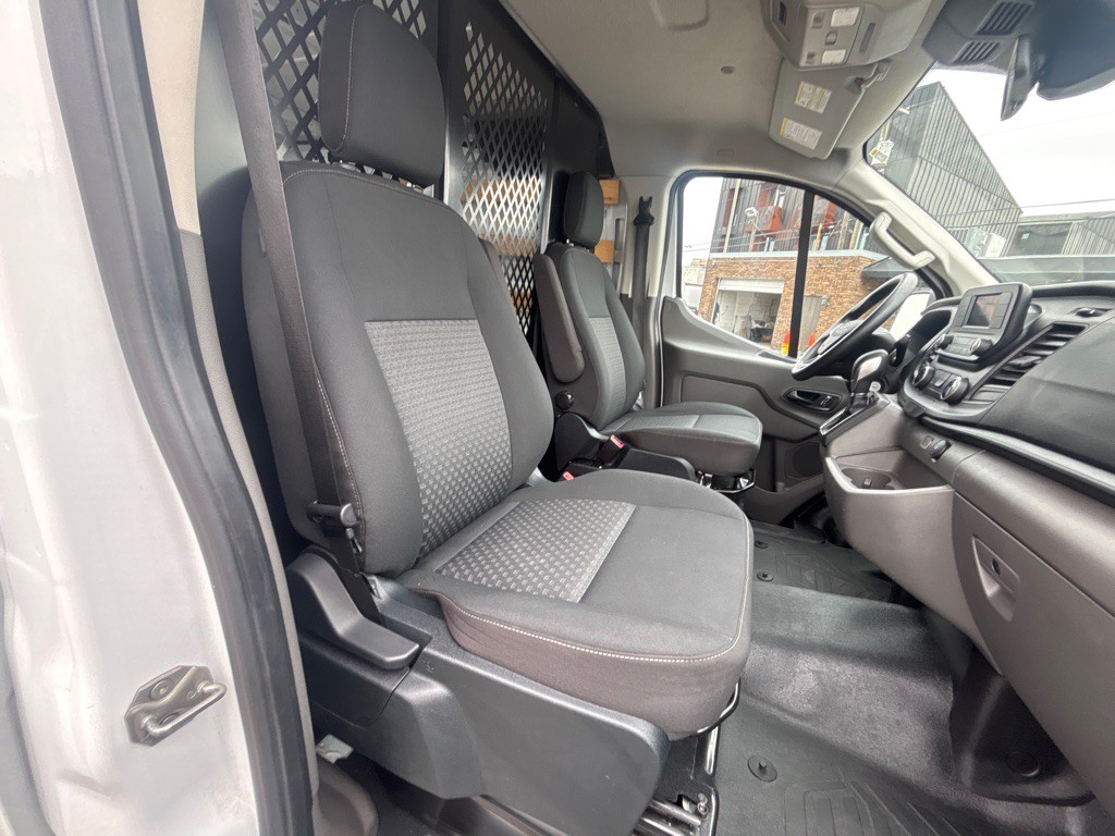 2023 Ford T250 Image 18
