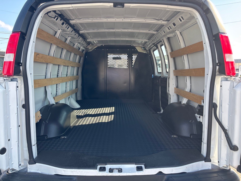 2023 GMC G2500 Image 18