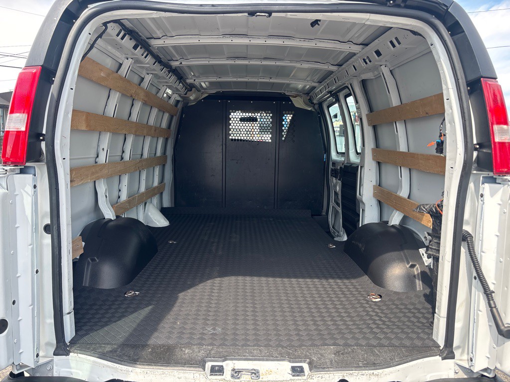 2023 GMC G2500 Image 18