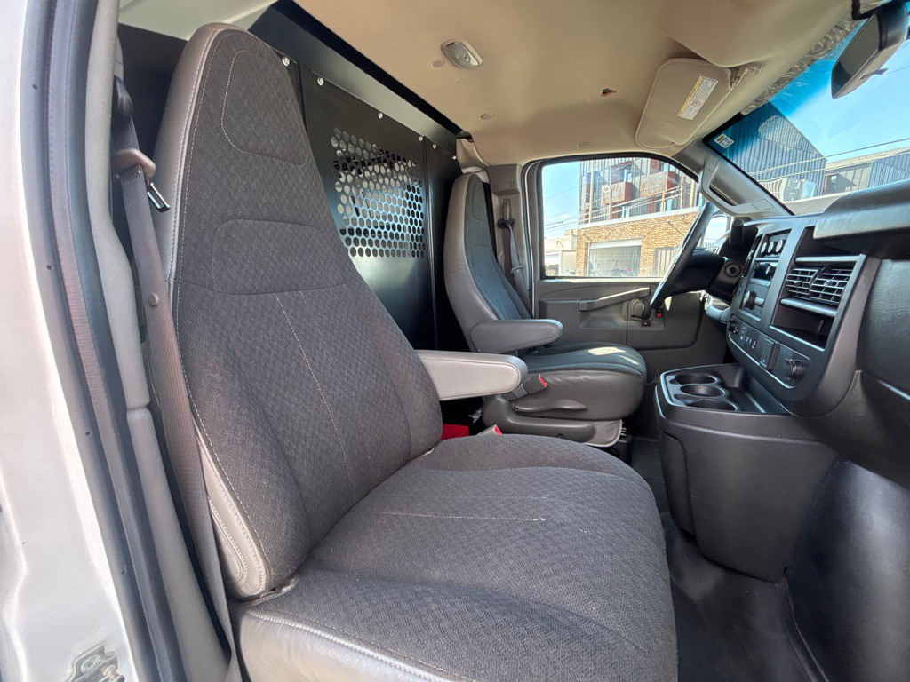 2023 GMC G2500 Image 17