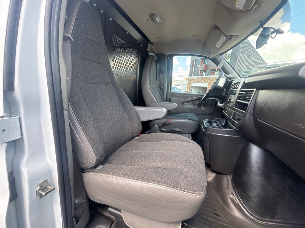 2023 GMC G2500 Image 17