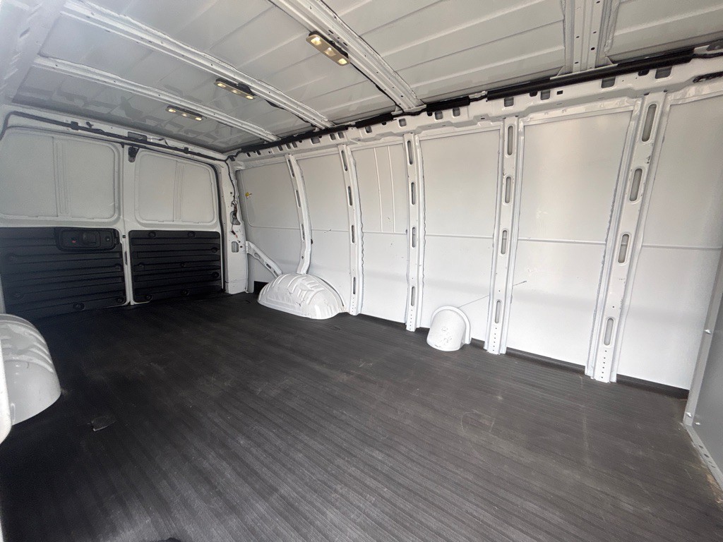 2023 GMC Savana Image 18