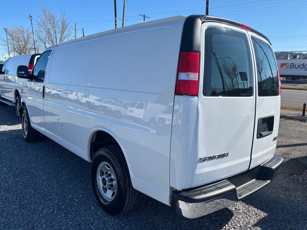 2024 GMC Savana Image 2