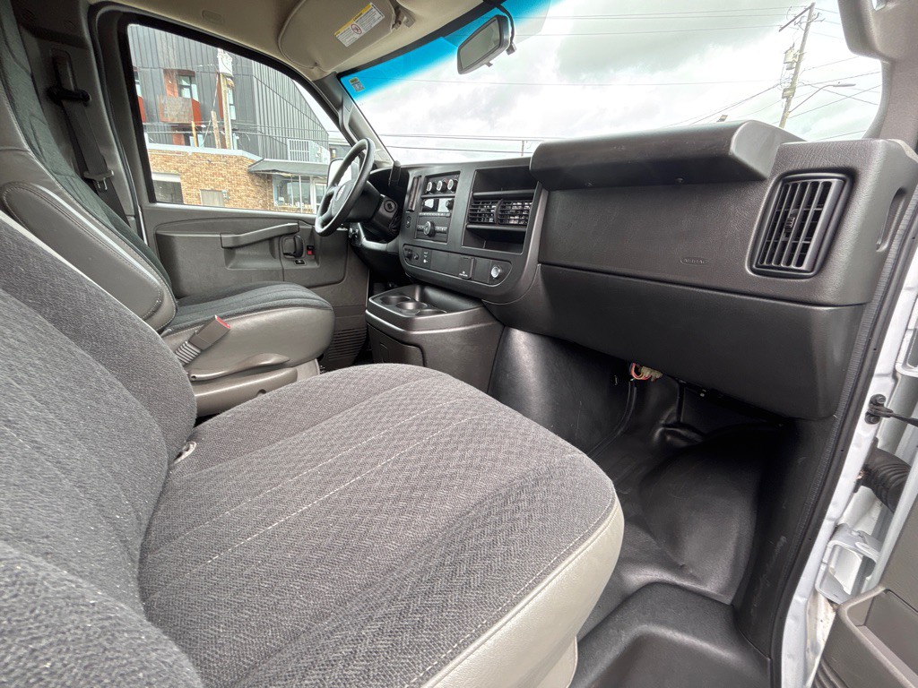 2024 GMC Savana Image 16