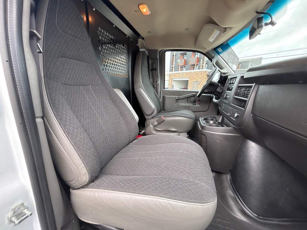 2024 GMC Savana Image 17