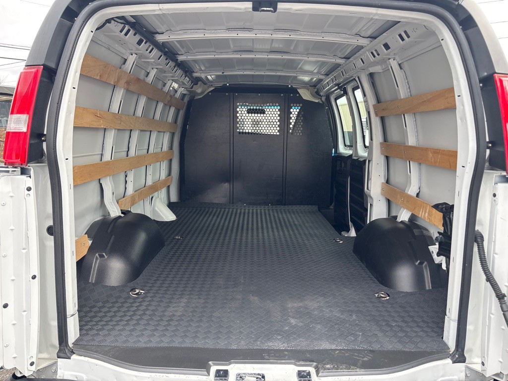 2024 GMC Savana Image 18