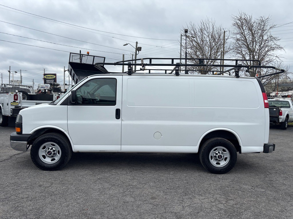 2015 GMC Savana Image 2