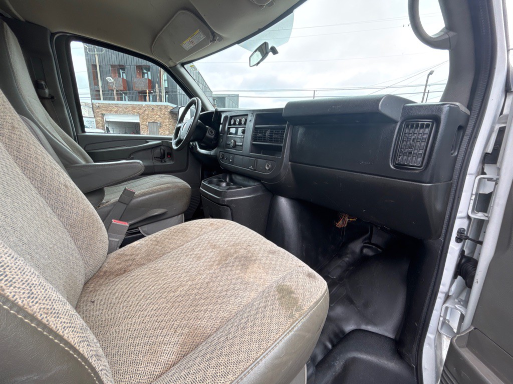 2015 GMC Savana Image 9