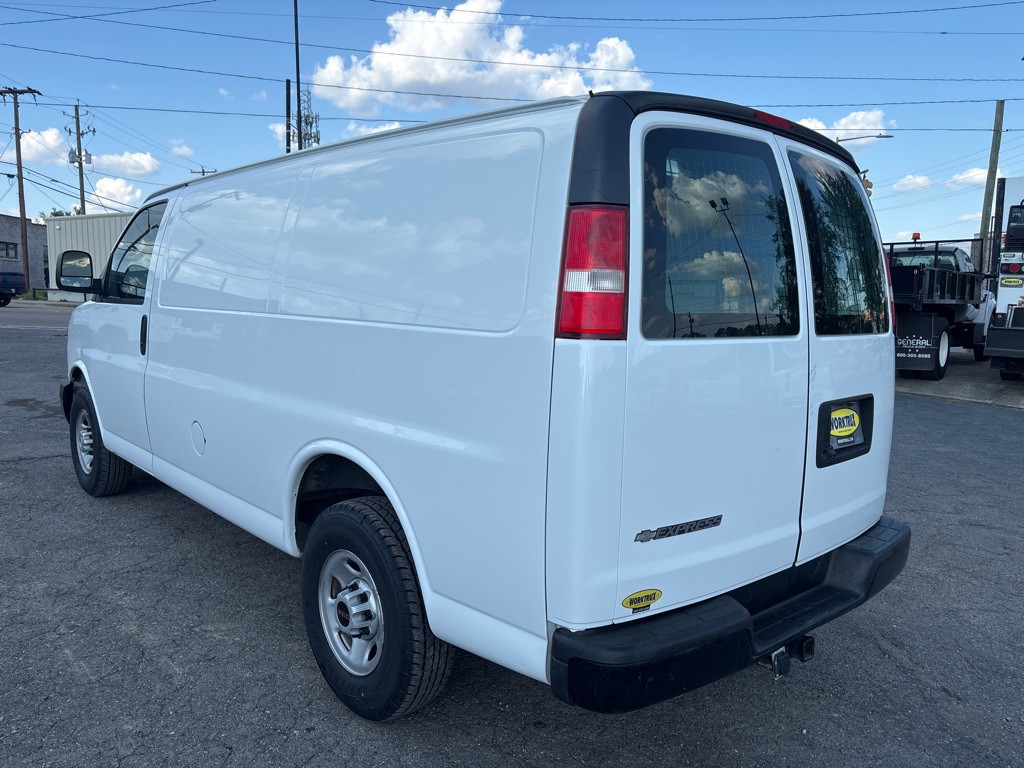 2017 Chevrolet Express Image 3