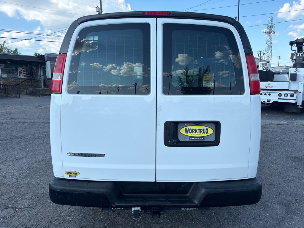 2017 Chevrolet Express Image 4